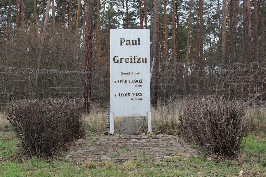 10.05.2017, Neue Stele